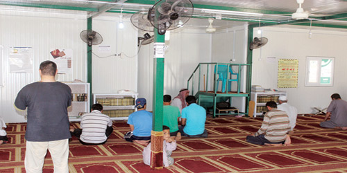  لقطتان من تجهيز المساجد