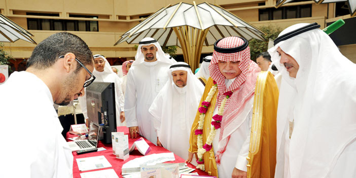  د. القصبي يطلع على جهود الجامعة في المجالات الاجتماعية