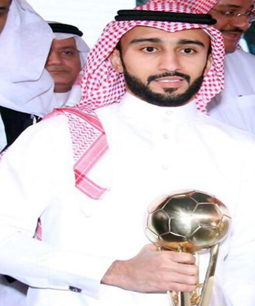  صورة محمد السهلاوي يتسلم جائزة الكرة الذهبية