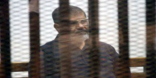  محمد مرسي يستمع للحكم