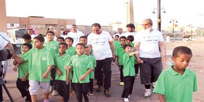 محافظ عنيزة يشارك 120 يتيما في رياضة المشي 