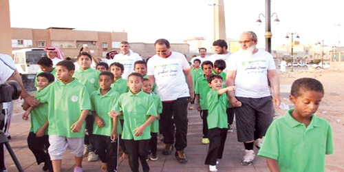 محافظ عنيزة يشارك 120 يتيما في رياضة المشي 