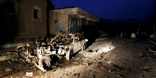  آثار أحد الانفجارات المفخخة التي استهدفت مساجد صنعاء مساء أمس