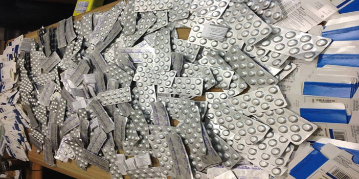 ضبط خليجي أثناء تهريبه آلاف الأقراص المنومة بمطار القاهرة 