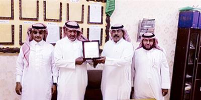 مدرسة الإمام البخاري الابتدائية بتبوك تكرم أحد منسوبيها 