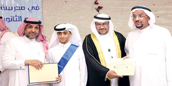 «بني معن» تكرم أبناءها المتفوقين 