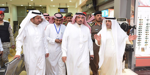  أمير منطقة القصيم خلال زيارته مطار الأمير نايف بن عبدالعزيز بالقصيم