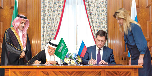  وزير البترول خلال توقيع الاتفاقية مع وزير الطاقة الروسي