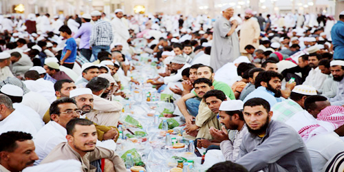  وفود الزائرين للمسجد النبوي تستعد لوجبة الإفطار
