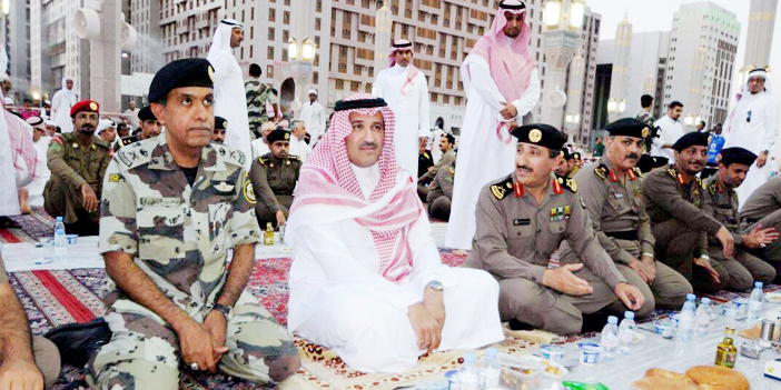  الأمير فيصل بن سلمان خلال مشاركته رجال الأمن إفطارهم في ساحة المسجد النبوي