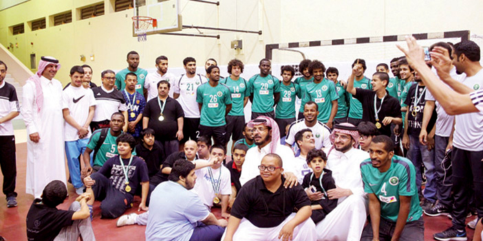 بنك الرياض يشكر المنتخب الأخضر لزيارته مركز نادي الشباب الصيفي لذوي الاحتياجات الخاصة 