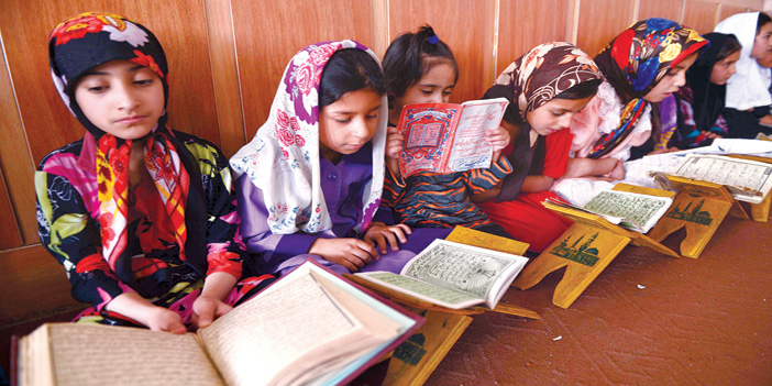 أطفال أفغان يقرؤون القرآن 
