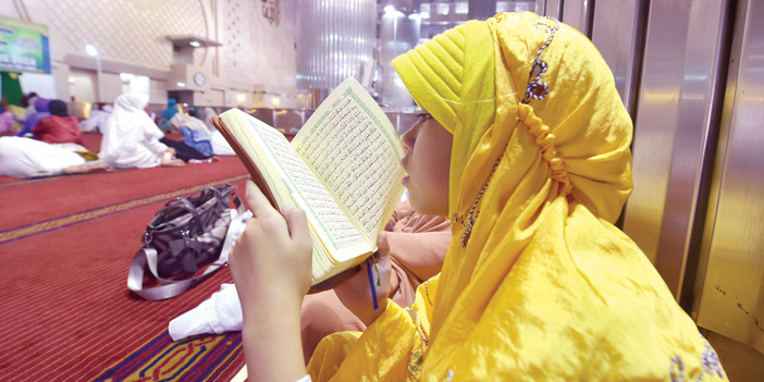 فتاة أندونوسية تقرأ القرآن الكريم بأحد مساجد جاكرتا 