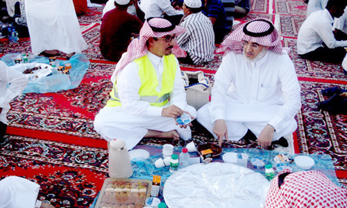  المحافظ يشارك الصائمين الإفطار