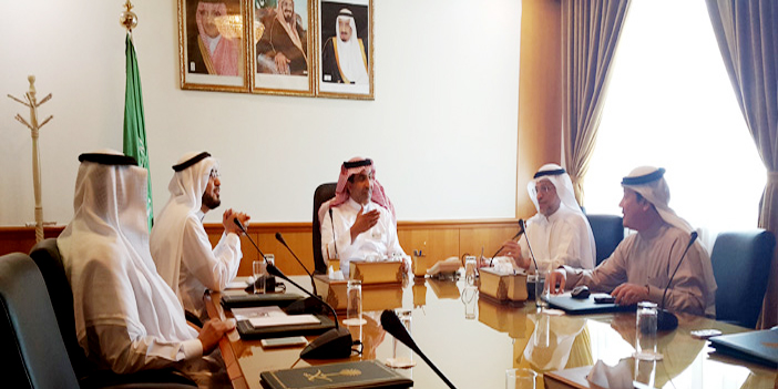  محافظ ينبع مع مسئولي مكتب الندوة