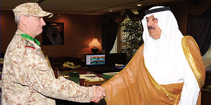 وزير الحرس الوطني يقلد كبير المستشارين البريطانيين وسام الملك عبدالعزيز 