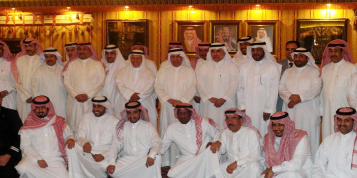  السفير الفايز مع أعضاء البعثة السعودية بالكويت