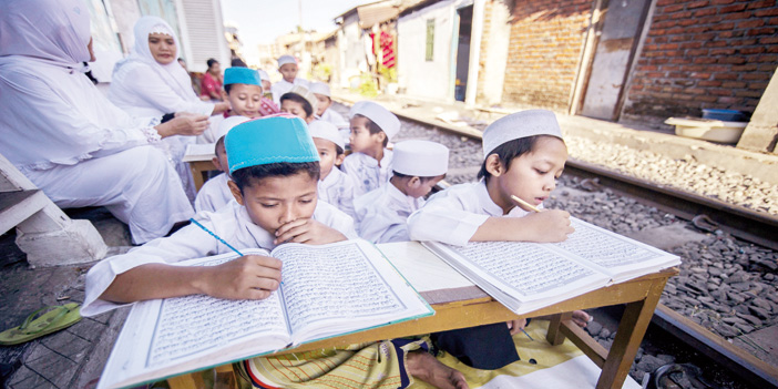 أطفال يستغلون شهر رمضان المبارك في تعلّم قراءة القرآن الكريم 