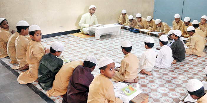 مجموعة طلاب الهنود المسلمين يتعلمون تلاوة القرآن الكريم 