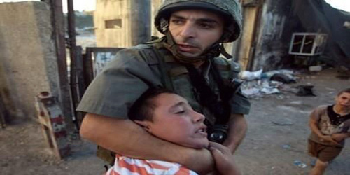  جندي صهيوني يلقي القبض على طفل فلسطيني بريء