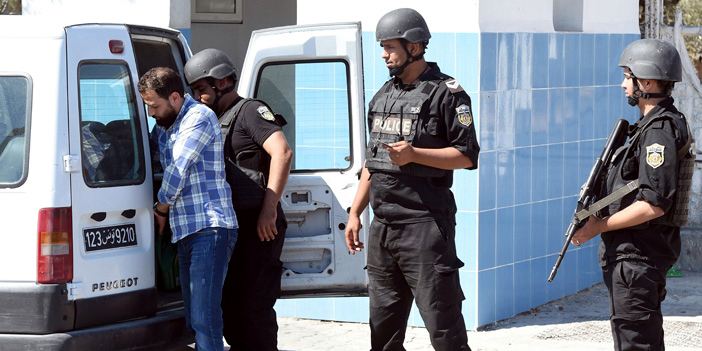  قوات الأمن التونسي تشدد الحراسة على مدخل منطقة المصيف