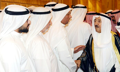  سمو أمير الكويت يقدم العزاء لذوي ضحايا تفجير مسجد الإمام الصادق