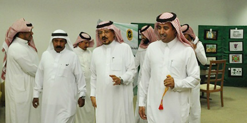  المحافظ بالإنابة خلال جولته على الفعاليات