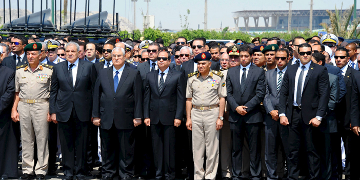  الرئيس السيسي والقيادات المصرية خلال مراسم تشييع جنازة النائب العام