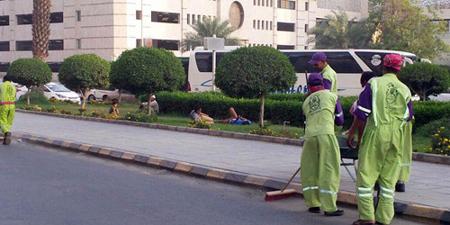  عامل نظافة يقوم بتنظيف أحد الشوارع