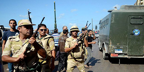 أفراد من الجيش المصري يستعدون لمواجهة المسلحين بسيناء