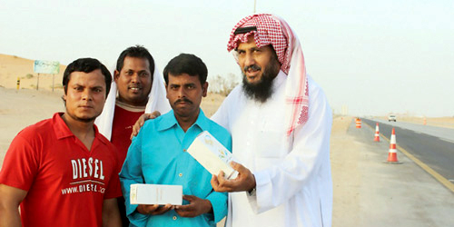  الماضي يقدم وجبات للعمالة