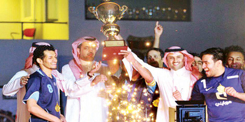  العقيل خلال تتويج صحيفة الرياضية بكأس البطولة