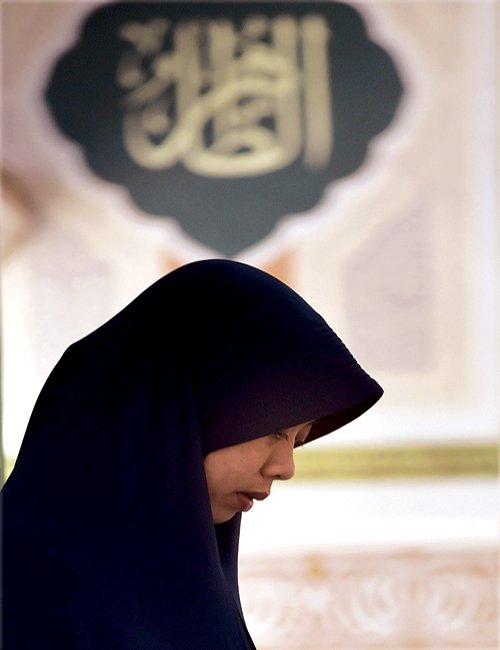 مسلمة إندونيسية تبتهل إلى الله 