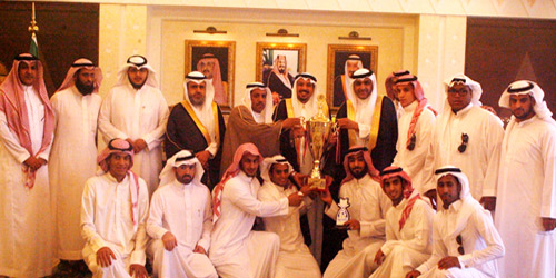 لقطة جماعية لمنسوبي مؤسسة إخاء بالقصيم مع سمو الأمير