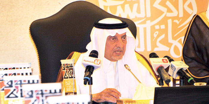  الأمير خالد الفيصل خلال إعلانه الفائزين بجائزة سوق عكاظ