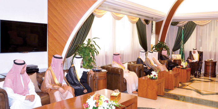  الأمير سعود بن نايف خلال استقباله أعضاء مبادرة «وطن المحبة»