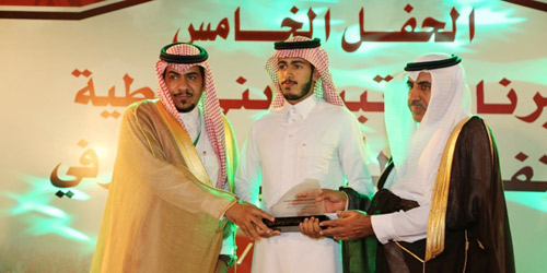  تكريم أحد الضباط الخريجين من كلية الملك فهد الأمنية