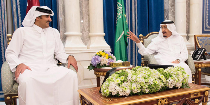  خادم الحرمين لدى اجتماعه بأمير قطر