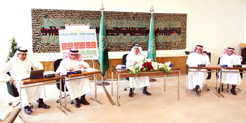  د. المبارك خلال المؤتمر الصحافي في الرياض أمس