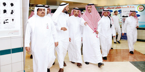  الأمير فيصل بن سلمان ووزير الصحة خلال الجولة