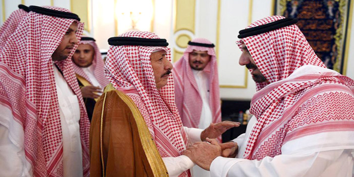  الأمير جلوي بن عبدالعزيز مستقبلاً المعزين