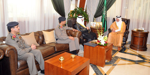  الأمير سعود بن نايف خلال استقبال قادة بالدفاع المدني