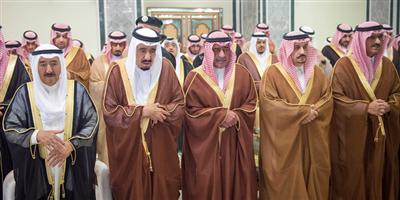 خادم الحرمين يؤدي صلاة الميت على الأمير سعود الفيصل 