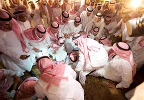 جثمان الأمير سعود الفيصل يوارى الثرى في مقبرة العدل بمكة المكرمة 