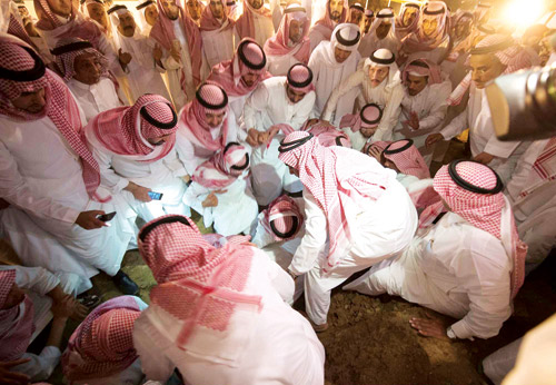 جثمان الأمير سعود الفيصل يوارى الثرى في مقبرة العدل بمكة المكرمة 