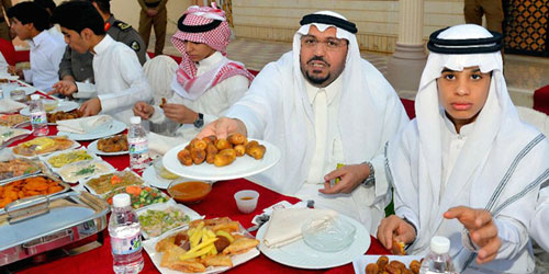  أمير القصيم يتوسط عدد من الأيتام خلال إفطارهم الرمضاني