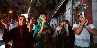 الإيرانيون ينزلون إلى شوارع طهران للاحتفال بالاتفاق النووي 