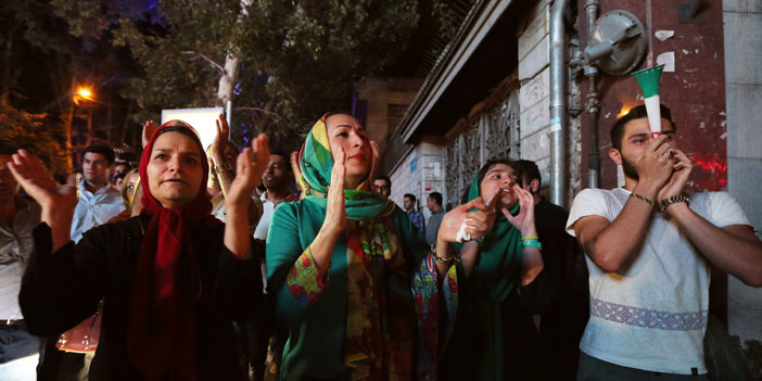  الإيرانيون ينزلون إلى شوارع العاصمة طهران للاحتفال بالاتفاق النووي ويأملون بتغير الأحوال الاقتصادية