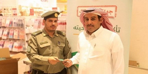  أحد المواطنين أثناء استلام المادة الإعلانية للحملة