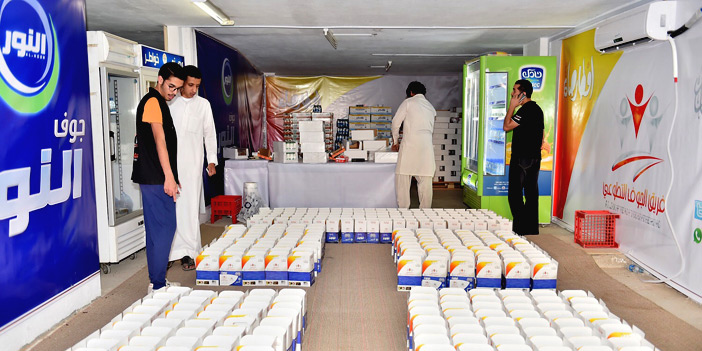  أعضاء الفريق خلال تجهيز الوجبات